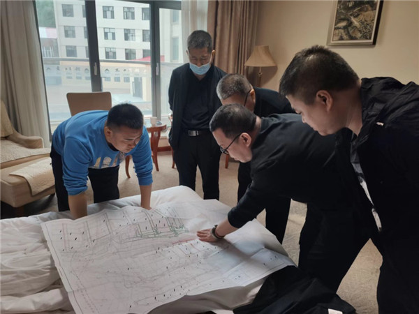 山東科技大學實用礦山壓力研究中心主任石永奎教授、郝建博士應(yīng)邀赴龍煤雙鴨山礦業(yè)集團進行技術(shù)交流