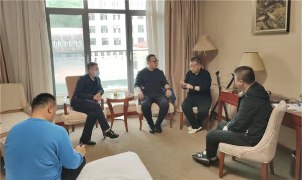 山東科技大學(xué)實用礦山壓力研究中心主任石永奎教授、郝建博士應(yīng)邀赴龍煤雙鴨山礦業(yè)集團(tuán)進(jìn)行技術(shù)交流